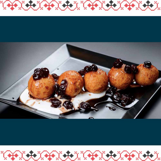 Papanasi cu smantana si dulceata din fructe de padure