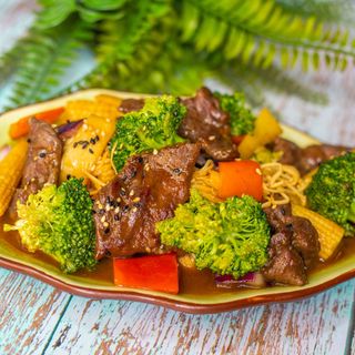 Lomito en Salsa de Ostras con Vegetales