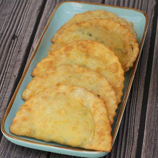 Чебуреки с говядиной (5 шт.) + соус сальса