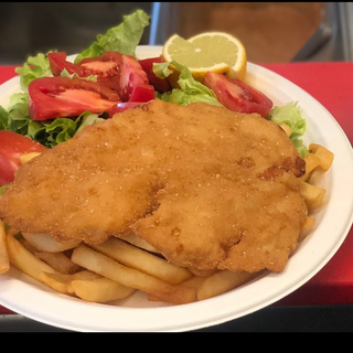 Cotoletta milanese di pollo con insalata, pomodori, patatine