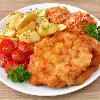 Schabowy olbrzym na cały talerz ,ziemniaki, surówka