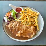 Natur šnicla sa pomfritom 320 gr