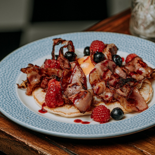 PANCAKES CON HUEVO FRITO, BACON Y FRUTOS ROJOS