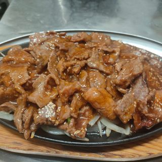 813. Телешко къкрещо върху метална плочка (600г)