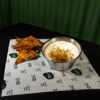 Labne con zaatar crackers