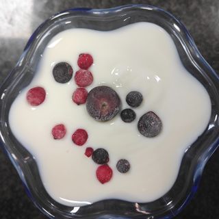 Yogur casero con frutas del bosque