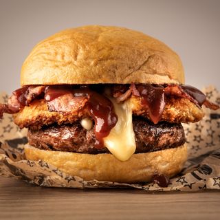 Hamburguesa Premium Santo Pecado Con Patatas Caseras  Y Bebida