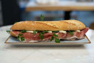 Bocadillo z szynką Jamon SERRANO (50 g) i SEREM