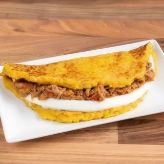 Cachapa De Queso De Mano Y Carne Mechada