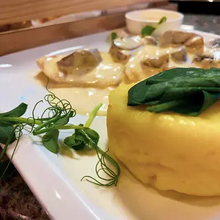 Куриные медальоны под сливочным соусом с пюре (450г)