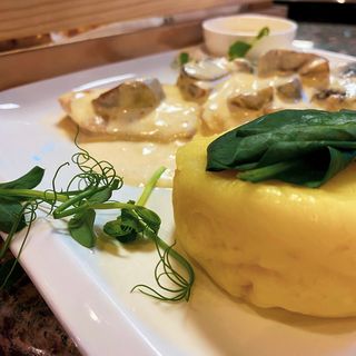 Куриные медальоны под сливочным соусом с пюре (450г)