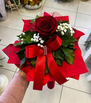 Mini buket s crvenom ružom b-12c