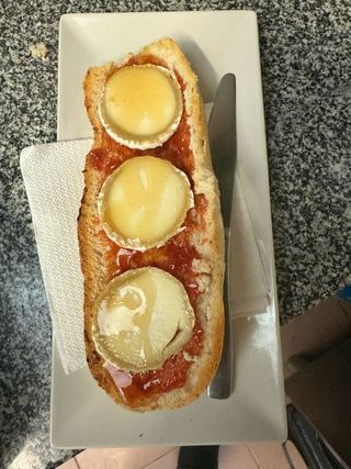 Tosta de queso de cabra sobre pan