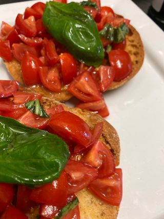 FRESELLA CON PACHINO, TONNO E BASILICO 