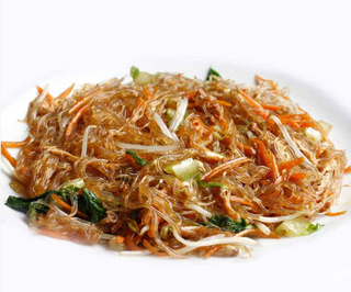 Spaghetti di soia saltati con verdure