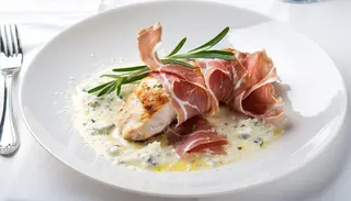 Piept de pui cu prosciutto, rozmarin, parmezan si sos gorgonzola