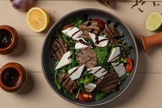 Салат с Бон-Филе и помидорами черри (250гр)