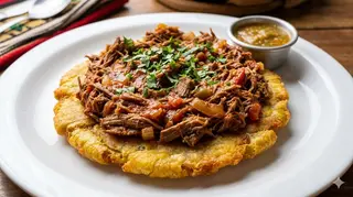 Plato De Patacón Con Carne Desmechada