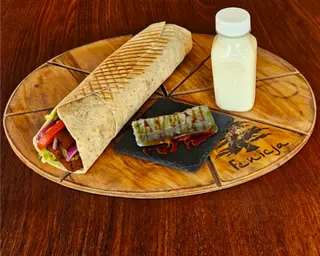 Tortilla kebab wołowy [mega, baklawa pistacjowa, ayran]