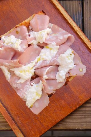 Trancio mortadella e stracchino in crosta