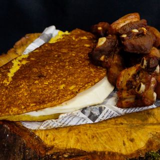 Cachapa de queso y cochino frito