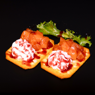 83. Crackers de salón con queso (4uds)