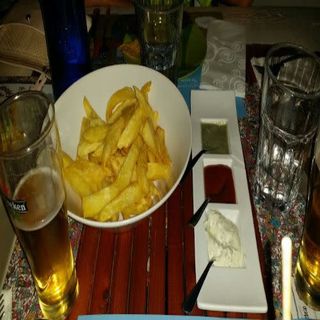 Patatas caseras de tres salsas