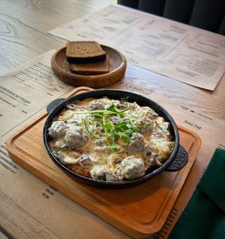 Польский дерун з мітболами у вершково-грибному соусі