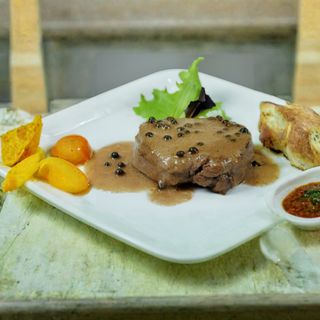 Muschi de vita cu sos de piper verde