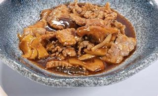 129. Manzo con funghi e bambù