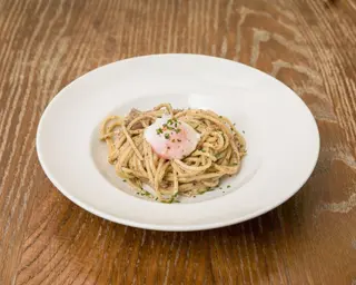 SPAGHETTI CON TARTUFO, PARMIGIANO E UOVO POCHÉ