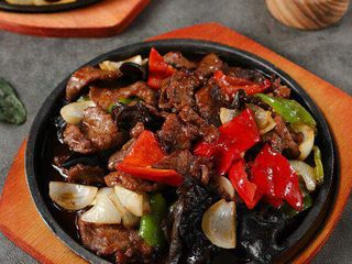 Говядина с овощами на жаровне