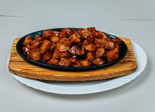 221. Пържени картофи на метална плоча