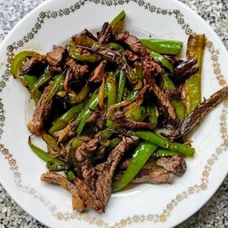 48. Ternera Con Pimiento Verde