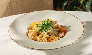 პასტა კრევეტებით და ნაღების სოუსით