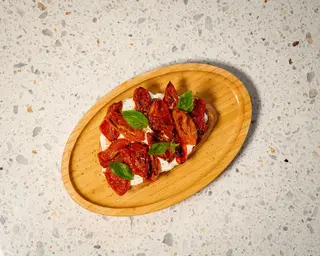Pane bruscato con stracciatella e pomodori arrosto