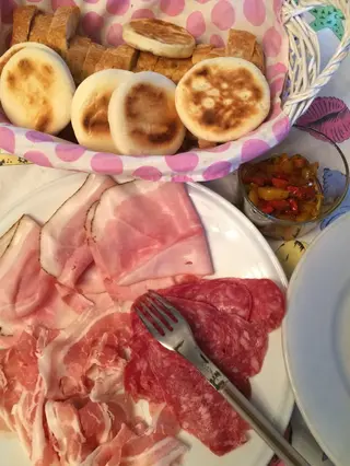 Tagliere di crescentine, tigelle e piade
