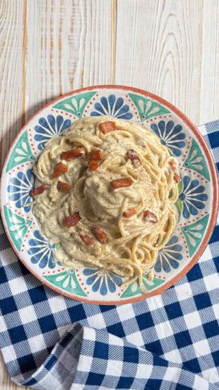 spaghetti con fonduta di formaggi e becon tostato
