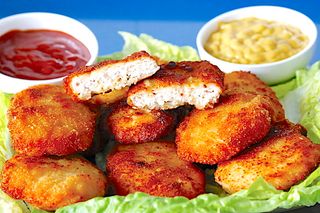 Ración de nuggets de pollo con salsa (6 uds.)