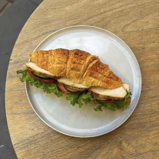 Круассан-сендвич с курицей 