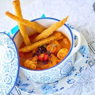 Creveti in sos picant, orez salbatic, lipie