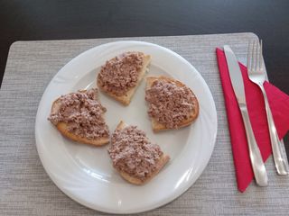 Bruschette cu ton și usturoi