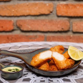 თევზის ხრაშუნა ჩხირები ქინძის საწებელით