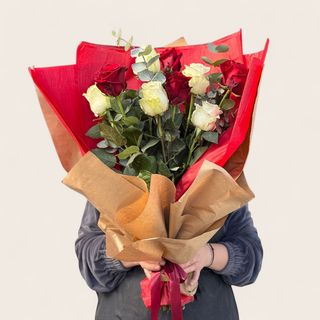 Buchet 9 trandafiri, eucalipt