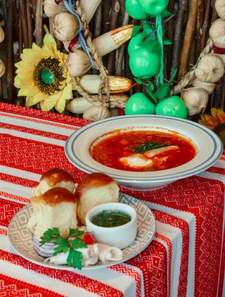 Борщ з телятиною та чорносливом