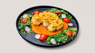 Стек от карфиол със сос Ромедско  свежа салата