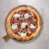 Pizza calabrese con salami y miel picante 