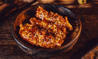 ხრაშუნა ქათმის სტრიფსები საფირმო სოუსით 8ც