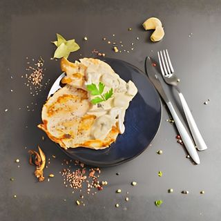 Medalion de porc cu bacon si sos de ciuperci