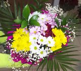 Букет от 7 хризантеми с богата зеленина и луксозна опаковка (1бр)